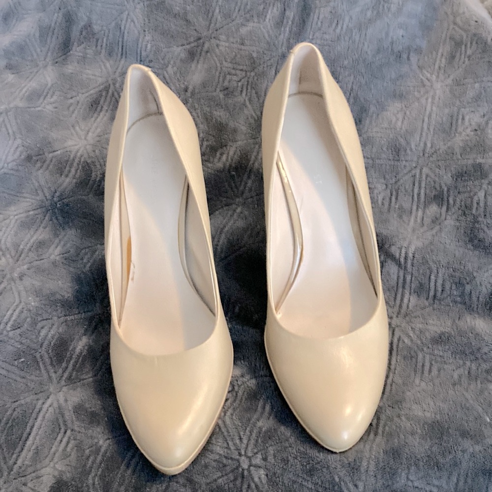 Nine West beige round toe heel